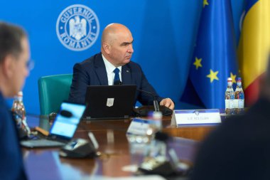 Bükreş, Romanya. 23 Haziran 2025: Romanya Başbakanı Ilie Bolojan, Romanya Hükümeti 'nin genel merkezi Victoria Sarayı' ndaki hükümet toplantısına başkanlık etti..