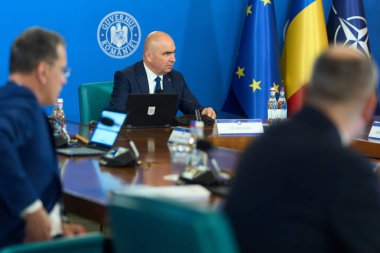 Bükreş, Romanya. 23 Haziran 2025: Romanya Başbakanı Ilie Bolojan, Romanya Hükümeti 'nin genel merkezi Victoria Sarayı' ndaki hükümet toplantısına başkanlık etti..