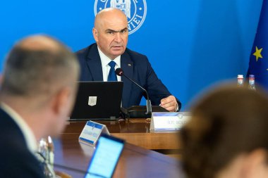 Bükreş, Romanya. 23 Haziran 2025: Romanya Başbakanı Ilie Bolojan, Romanya Hükümeti 'nin genel merkezi Victoria Sarayı' ndaki hükümet toplantısına başkanlık etti..