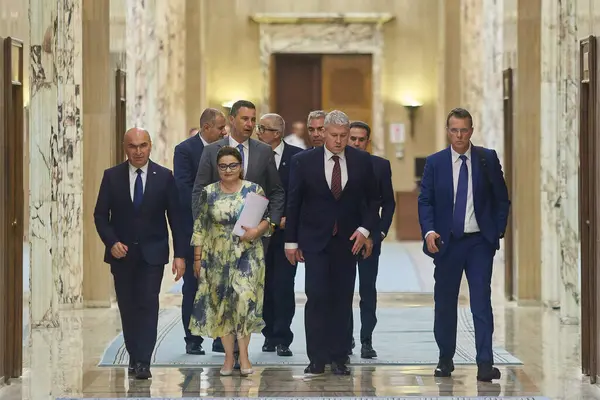 Bükreş, Romanya. 23 Haziran 2025: Romanya Başbakanı Ilie Bolojan, Romanya Hükümeti 'nin genel merkezi Victoria Sarayı' ndaki hükümet toplantısına başkanlık etti..