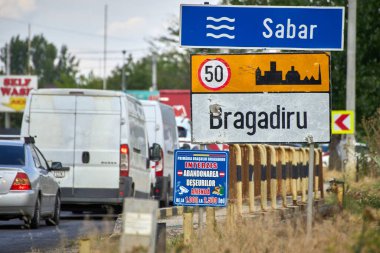 Bragadiru, Romanya. 30 Haziran 2025: Bükreş-İskenderiye kavşağı yakınlarındaki trafikte Bragadiru ile Joita arasındaki Bükreş-İskenderiye kavşağına (A0) bağlı çok sayıda araç trafiğe takıldı..