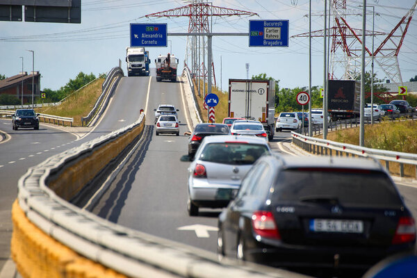 Брагадиру, Румыния. 30 июня 2025 года: развязка с путепроводом и боковой проезжей частью, соединяющей дорогу Бухарест-Александрия с автомагистралью Бухарест (А0) вблизи Брагадиру.