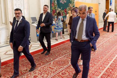 Bükreş, Romanya. 9 Temmuz 2025: Rumen Birliği İttifakı (AUR) milletvekilleri, hükümet aleyhinde gensoru önergesi hazırlandığını duyuran basın toplantısı sonrasında ayrıldılar.