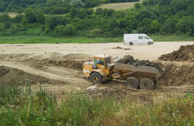 Archita, Romanya - 7 Temmuz 2025: Volvo A30C Mures ilçesi Archita köyü yakınlarındaki bir karayolu altyapı sahasına çöp kamyonu yerleştirdi.