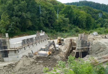 Archita, Romanya - 7 Temmuz 2025: Mures ilçesindeki Archita köyü yakınlarında karayolu altyapısı çalışıyor.