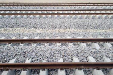 Ormenis, Romanya - 7 Temmuz 2025: Mures ilçesinde Apata ile Ormenis arasındaki tren rayları yakın tarihte restore edildi.