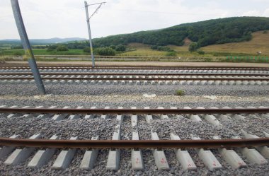 Ormenis, Romanya - 7 Temmuz 2025: Mures ilçesinde Apata ile Ormenis arasındaki tren rayları yakın tarihte restore edildi.