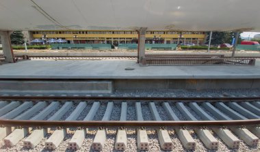 Brasov, Romanya - 7 Temmuz 2025: Brasov Tren İstasyonunda kapsamlı yenileme çalışmaları.