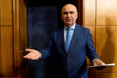 Bükreş, Romanya. 11 Temmuz 2025: Romanya Başbakanı Ilie Bolojan, Romanya Hükümeti genel merkezi Victoria Sarayı 'nda düzenlediği basın toplantısı sonrasında gazetecilere konuştu.