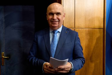 Bükreş, Romanya. 11 Temmuz 2025: Romanya Başbakanı Ilie Bolojan, Romanya Hükümeti genel merkezi Victoria Sarayı 'nda düzenlediği basın toplantısı sonrasında gazetecilere konuştu.