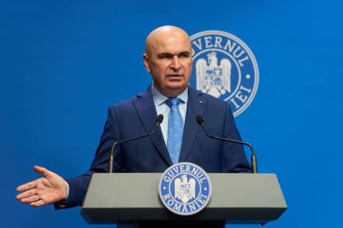 Bükreş, Romanya. 11 Temmuz 2025: Romanya Başbakanı Ilie Bolojan, Romanya Hükümeti genel merkezi Victoria Sarayı 'nda basın toplantısı düzenledi.