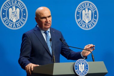 Bükreş, Romanya. 11 Temmuz 2025: Romanya Başbakanı Ilie Bolojan, Romanya Hükümeti genel merkezi Victoria Sarayı 'nda basın toplantısı düzenledi.