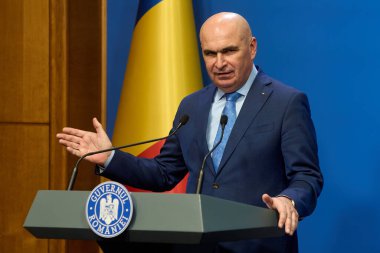 Bükreş, Romanya. 11 Temmuz 2025: Romanya Başbakanı Ilie Bolojan, Romanya Hükümeti genel merkezi Victoria Sarayı 'nda basın toplantısı düzenledi.