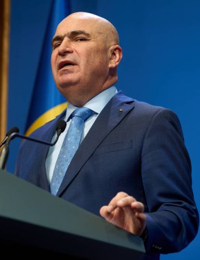 Bükreş, Romanya. 11 Temmuz 2025: Romanya Başbakanı Ilie Bolojan, Romanya Hükümeti genel merkezi Victoria Sarayı 'nda basın toplantısı düzenledi.