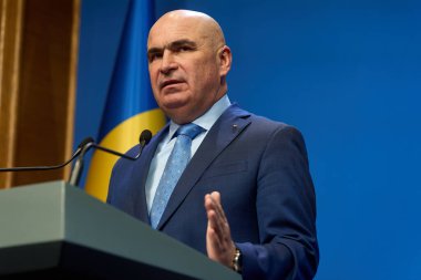 Bükreş, Romanya. 11 Temmuz 2025: Romanya Başbakanı Ilie Bolojan, Romanya Hükümeti genel merkezi Victoria Sarayı 'nda basın toplantısı düzenledi.