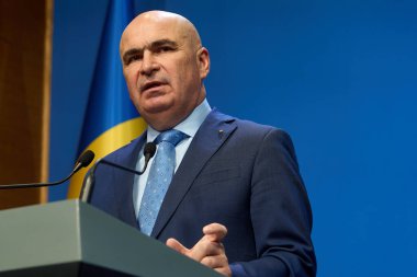 Bükreş, Romanya. 11 Temmuz 2025: Romanya Başbakanı Ilie Bolojan, Romanya Hükümeti genel merkezi Victoria Sarayı 'nda basın toplantısı düzenledi.