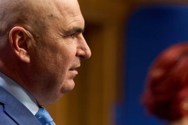 Bükreş, Romanya. 11 Temmuz 2025: Romanya Başbakanı Ilie Bolojan, Romanya Hükümeti genel merkezi Victoria Sarayı 'nda basın toplantısı düzenledi.