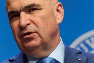 Bükreş, Romanya. 11 Temmuz 2025: Romanya Başbakanı Ilie Bolojan, Romanya Hükümeti genel merkezi Victoria Sarayı 'nda basın toplantısı düzenledi.