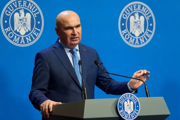 Bükreş, Romanya. 11 Temmuz 2025: Romanya Başbakanı Ilie Bolojan, Romanya Hükümeti genel merkezi Victoria Sarayı 'nda basın toplantısı düzenledi.