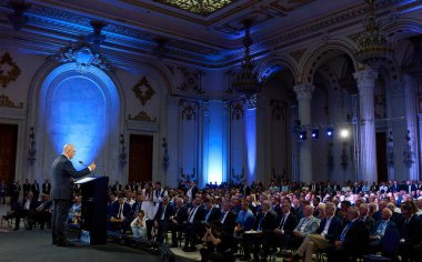 Bükreş, Romanya. 12 Temmuz 2025: Ulusal Liberal Parti (PNL) genel başkanı ve Romanya Başbakanı Ilie Bolojan, Ulusal Liberal Parti Olağanüstü Kongresi sırasında konuşma yaptı.