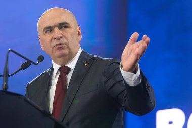 Bükreş, Romanya. 12 Temmuz 2025: Ulusal Liberal Parti (PNL) genel başkanı ve Romanya Başbakanı Ilie Bolojan, Ulusal Liberal Parti Olağanüstü Kongresi sırasında konuşma yaptı.