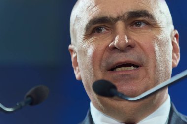 Bükreş, Romanya. 12 Temmuz 2025: Ulusal Liberal Parti (PNL) genel başkanı ve Romanya Başbakanı Ilie Bolojan, Ulusal Liberal Parti Olağanüstü Kongresi sırasında konuşma yaptı.