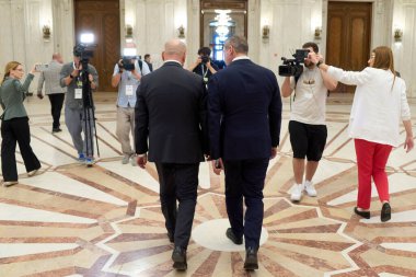 Bükreş, Romanya. 12 Temmuz 2025: Ulusal Liberal Parti (PNL) genel başkanı Ilie Bolojan (L) ve partinin genel sekreteri Dan Motreanu (R), Ulusal Liberal Parti Olağanüstü Kongresi sonunda ayrıldılar.