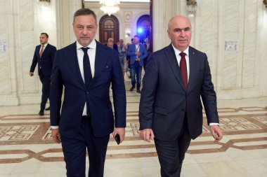 Bükreş, Romanya. 12 Temmuz 2025: Ulusal Liberal Parti (PNL) genel başkanı Ilie Bolojan (R) ve partinin genel sekreteri Dan Motreanu (L), Ulusal Liberal Parti Olağanüstü Kongresi sonunda ayrıldılar.