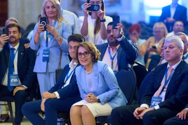 Bükreş, Romanya. 12 Temmuz 2025: Nicoleta Pauliuc (C), partinin Olağanüstü Kongresi sırasında Ulusal Liberal Parti (PNL) başkan yardımcısı seçilmesini kutladı.