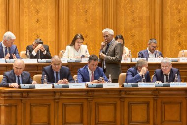 Bükreş, Romanya. 14 Temmuz 2025: Başbakan Yardımcısı Dragos Anastasiu (C-R), Parlia 'nın ortak genel kurul toplantısında Romen Birliği (AUR) tarafından hükümete karşı açılan gensoru önergesine katıldı