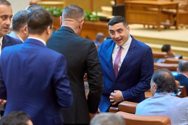Bükreş, Romanya. 14 Temmuz 2025: Romen Birliği İttifakı (AUR) başkanı George Simion, partisi tarafından parlamentonun ortak genel kurul toplantısında hükümete karşı açılan gensoru önergesine katıldı..