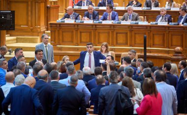 Bükreş, Romanya. 14 Temmuz 2025: George Simion (C), Romenler Birliği (AUR) başkanı, partisi tarafından genel kuruluşta hükümete karşı açılan gensoru önergesi üzerine tartışmalarda milletvekillerini ateşledi.