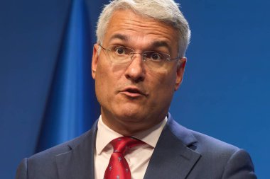 Bükreş, Romanya. 15 Temmuz 2025: Yatırım ve Avrupa Projeleri Bakanı Dragos Pislaru, Romanya Hükümeti genel merkezi Victoria Sarayı 'nda basın toplantısı düzenledi.