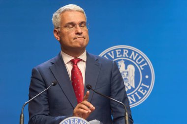 Bükreş, Romanya. 15 Temmuz 2025: Yatırım ve Avrupa Projeleri Bakanı Dragos Pislaru, Romanya Hükümeti genel merkezi Victoria Sarayı 'nda basın toplantısı düzenledi.