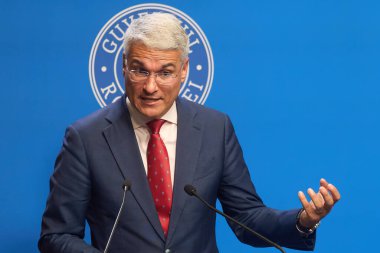 Bükreş, Romanya. 15 Temmuz 2025: Yatırım ve Avrupa Projeleri Bakanı Dragos Pislaru, Romanya Hükümeti genel merkezi Victoria Sarayı 'nda basın toplantısı düzenledi.