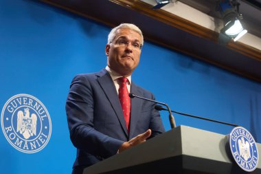 Bükreş, Romanya. 15 Temmuz 2025: Yatırım ve Avrupa Projeleri Bakanı Dragos Pislaru, Romanya Hükümeti genel merkezi Victoria Sarayı 'nda basın toplantısı düzenledi.