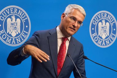 Bükreş, Romanya. 15 Temmuz 2025: Yatırım ve Avrupa Projeleri Bakanı Dragos Pislaru, Romanya Hükümeti genel merkezi Victoria Sarayı 'nda basın toplantısı düzenledi.