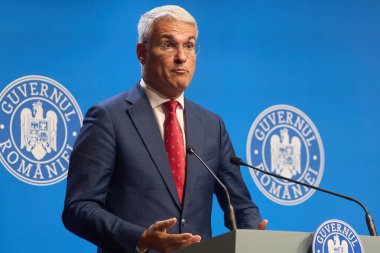 Bükreş, Romanya. 15 Temmuz 2025: Yatırım ve Avrupa Projeleri Bakanı Dragos Pislaru, Romanya Hükümeti genel merkezi Victoria Sarayı 'nda basın toplantısı düzenledi.