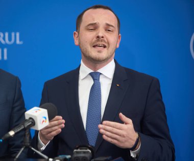 Bükreş, Romanya. 16 Temmuz 2025: Romanya Sağlık Bakanı Alexandru Rogobete, bakanlık genel merkezinde düzenlediği basın toplantısında.