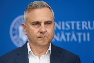 Bükreş, Romanya. 16 Temmuz 2025: Cristian Hotoboc, PALMED başkanı ve Romanya Sağlık Bakanı Alexandru Rogobete (resimde değil), bakanlığın genel merkezinde düzenlenen basın toplantısına katıldılar..