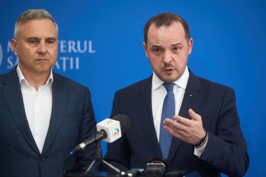 Bükreş, Romanya. 16 Temmuz 2025: Cristian Hotoboc (L), PALMED başkanı ve Romanya Sağlık Bakanı Alexandru Rogobete (R), bakanlığın genel merkezinde basın toplantısı düzenlediler..
