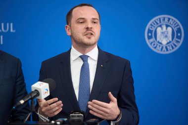 Bükreş, Romanya. 16 Temmuz 2025: Romanya Sağlık Bakanı Alexandru Rogobete, bakanlık genel merkezinde düzenlediği basın toplantısında.