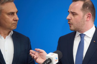 Bükreş, Romanya. 16 Temmuz 2025: Cristian Hotoboc (L), PALMED başkanı ve Romanya Sağlık Bakanı Alexandru Rogobete (R), bakanlığın genel merkezinde basın toplantısı düzenlediler..