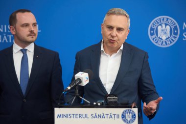 Bükreş, Romanya. 16 Temmuz 2025: Cristian Hotoboc (R), PALMED başkanı ve Romanya Sağlık Bakanı Alexandru Rogobete (L), bakanlığın genel merkezinde basın toplantısı düzenlediler..