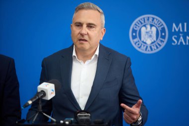 Bükreş, Romanya. 16 Temmuz 2025: Cristian Hotoboc, PALMED başkanı ve Romanya Sağlık Bakanı Alexandru Rogobete (resimde değil), bakanlığın genel merkezinde düzenlenen basın toplantısına katıldılar..