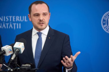 Bükreş, Romanya. 16 Temmuz 2025: Romanya Sağlık Bakanı Alexandru Rogobete, bakanlık genel merkezinde düzenlediği basın toplantısında.