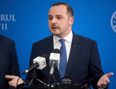 Bükreş, Romanya. 16 Temmuz 2025: Romanya Sağlık Bakanı Alexandru Rogobete, bakanlık genel merkezinde düzenlediği basın toplantısında.