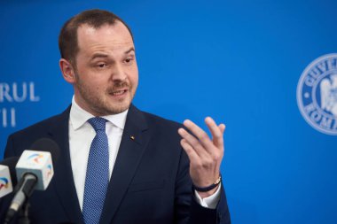 Bükreş, Romanya. 16 Temmuz 2025: Romanya Sağlık Bakanı Alexandru Rogobete, bakanlık genel merkezinde düzenlediği basın toplantısında.