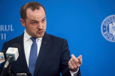 Bükreş, Romanya. 16 Temmuz 2025: Romanya Sağlık Bakanı Alexandru Rogobete, bakanlık genel merkezinde düzenlediği basın toplantısında.