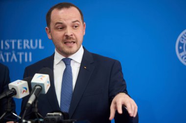 Bükreş, Romanya. 16 Temmuz 2025: Romanya Sağlık Bakanı Alexandru Rogobete, bakanlık genel merkezinde düzenlediği basın toplantısında.